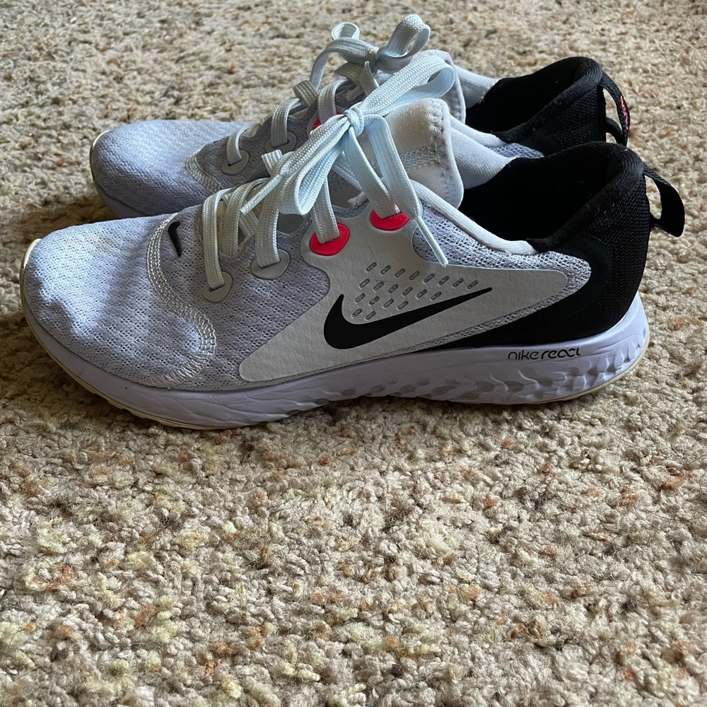 Nike Women’s Legend React size 8